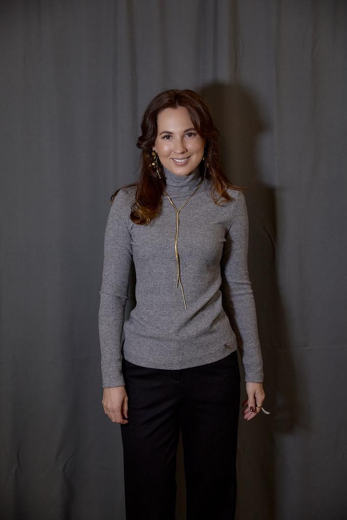 Водолазка  серая  в рубчик из мягкой ткани с кашемиром в составе