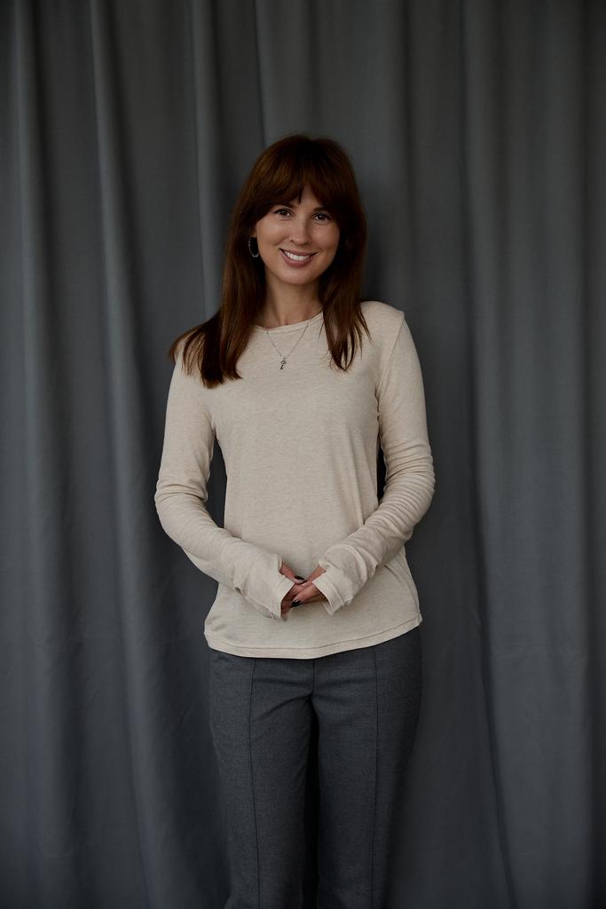 Лонгслив  светлый с разрезами на рукавах