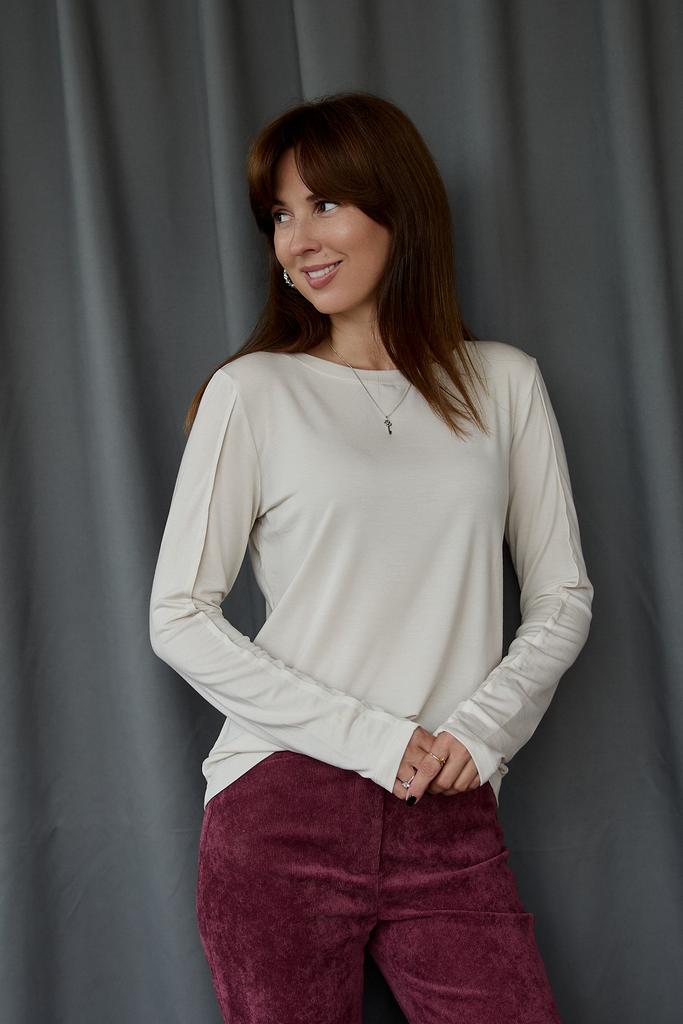 Лонгслив в молочном  цвете теплый оттенок