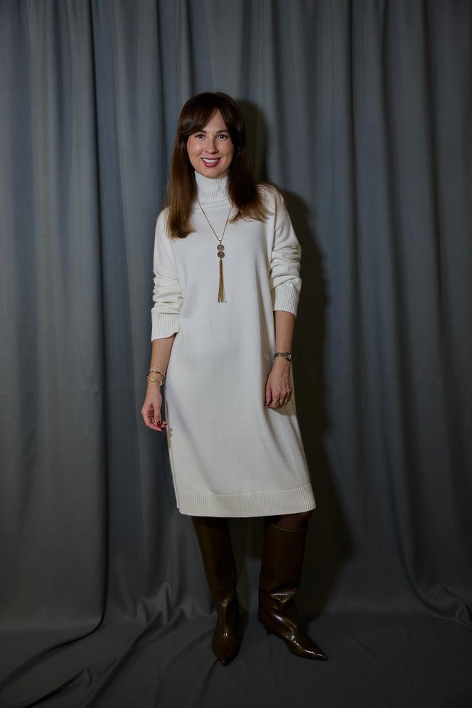 Платье-свитер в молочном цвете