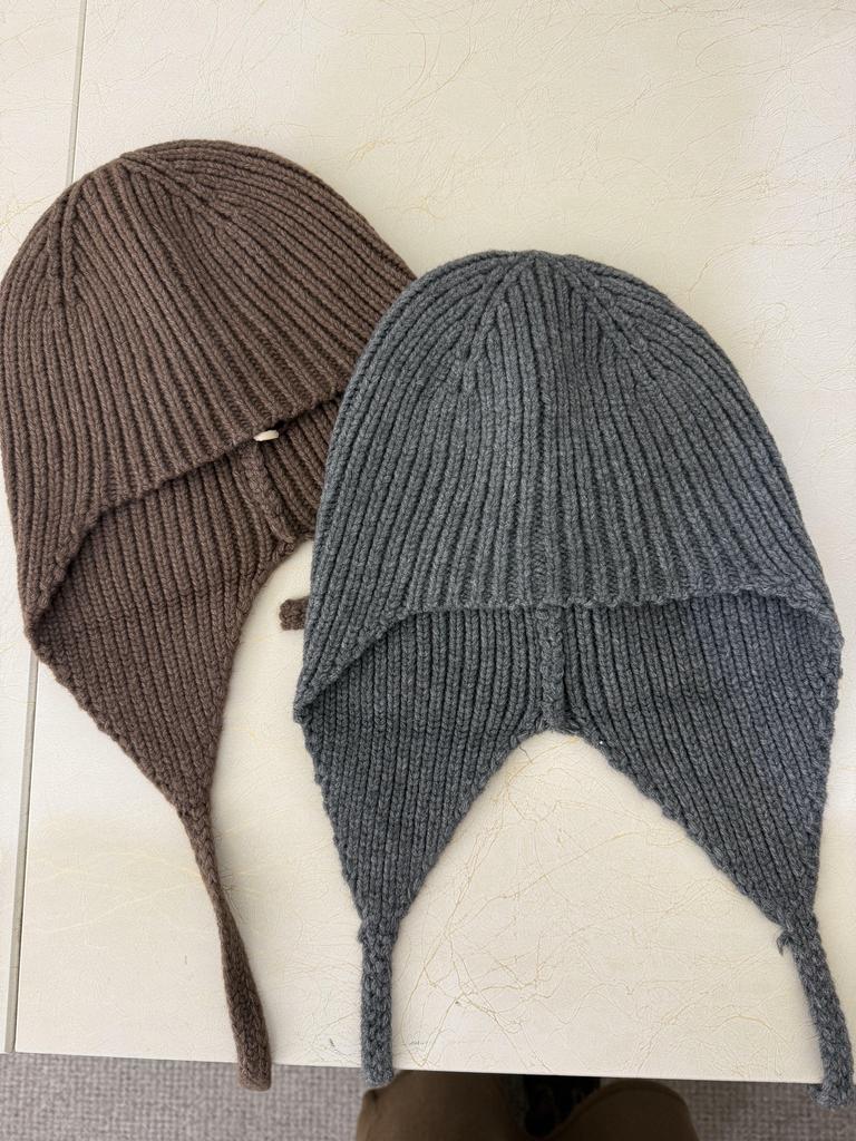 Чепчик из шерсти на завязках