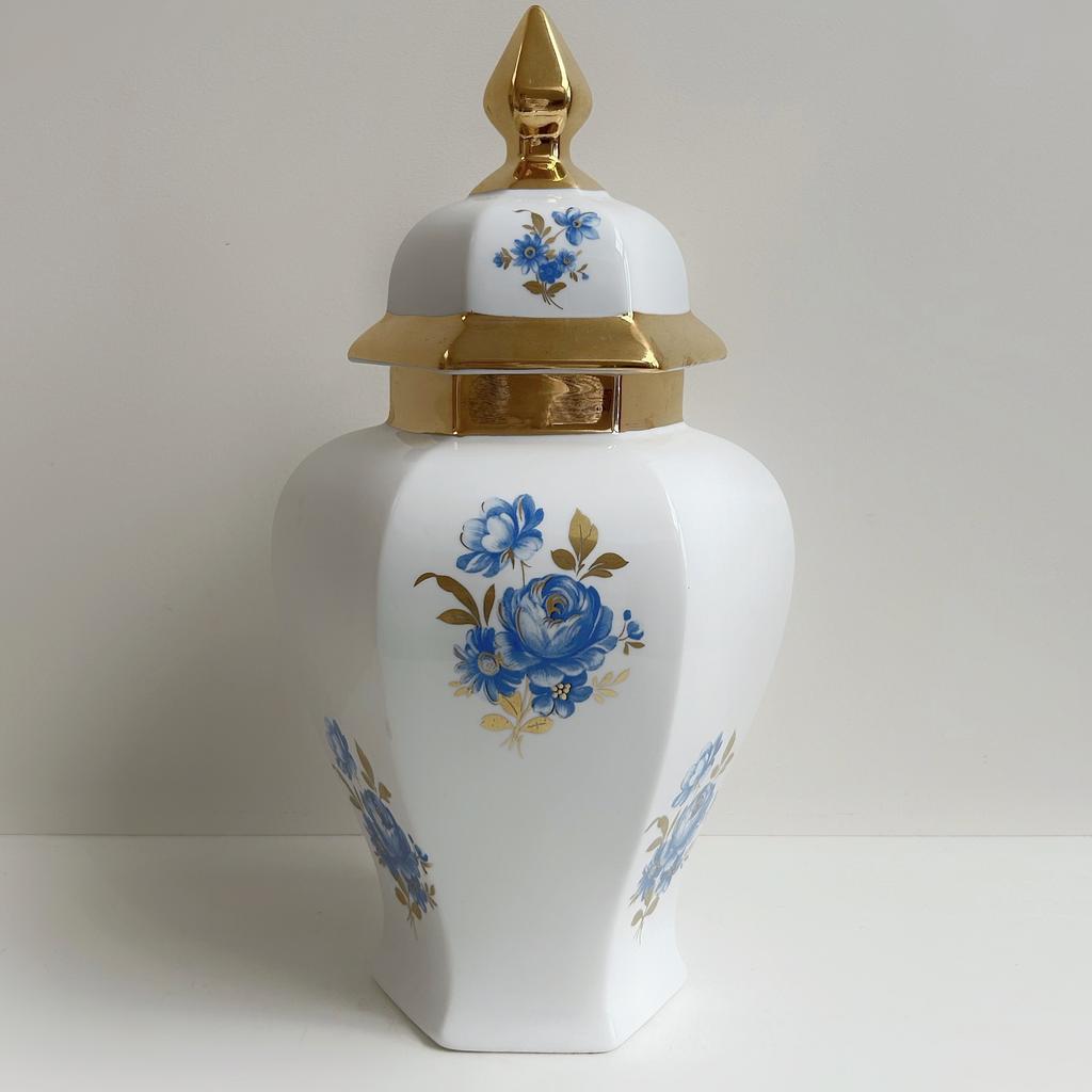 Ваза с крышкой, Франция