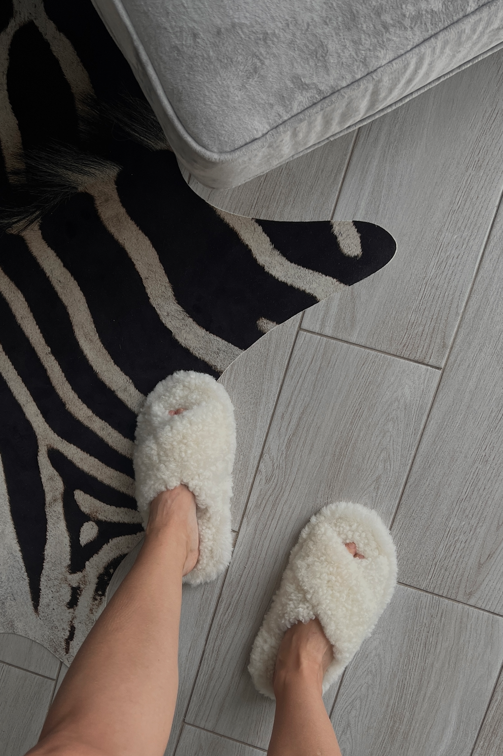 Тапочки тедди в молочном цвете из овчины с перекрестной шлейкой, 39 размер