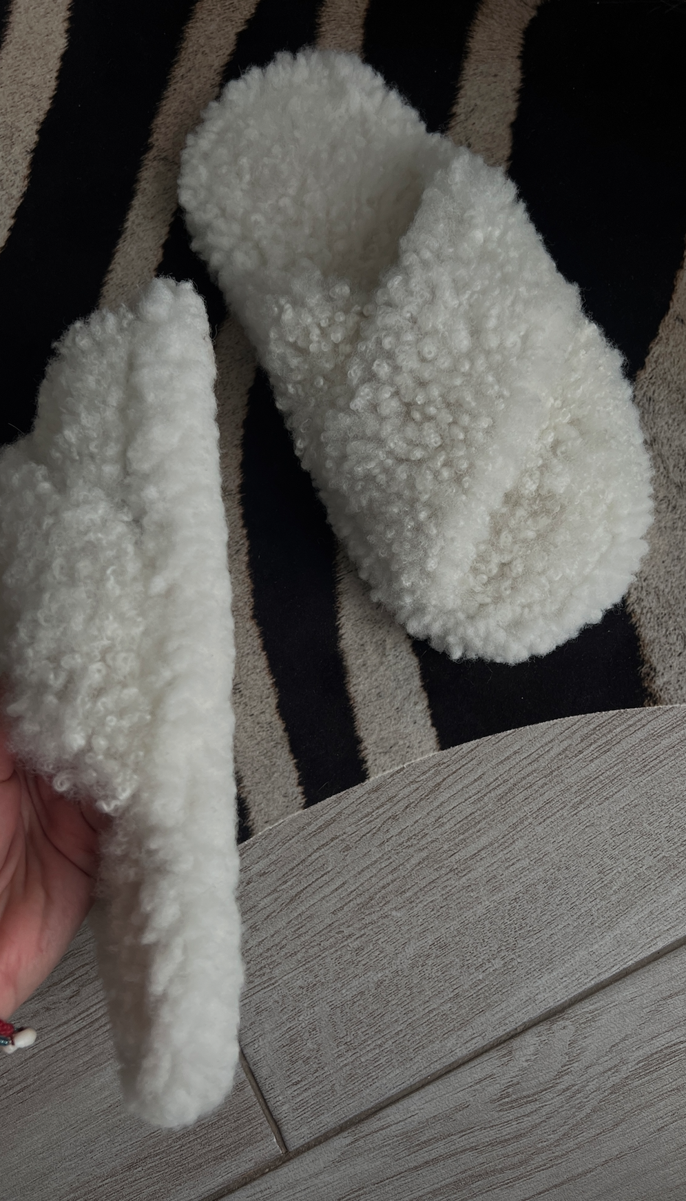 Тапочки тедди в молочном цвете из овчины с перекрестной шлейкой, 38 размер