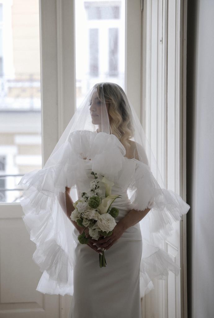 Veil with ruffles