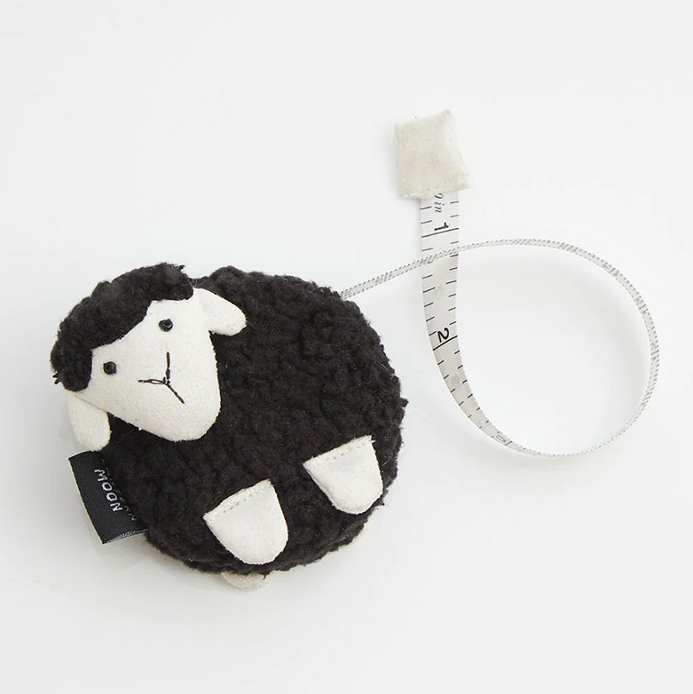 Рулетка Lantern Moon "Овечка" черная с сантиметровой и дюймовой шкалой, длина 150см