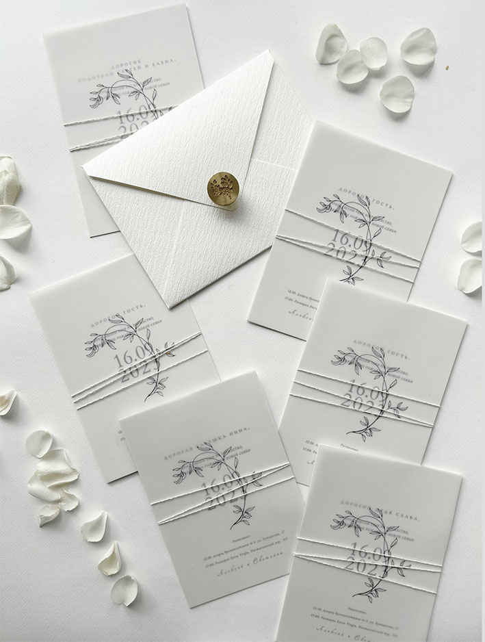 Пригласительные на свадьбу в белых конвертах