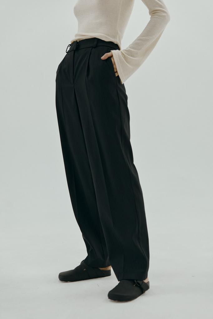 Брюки мужского кроя из костюмной ткани в полоску