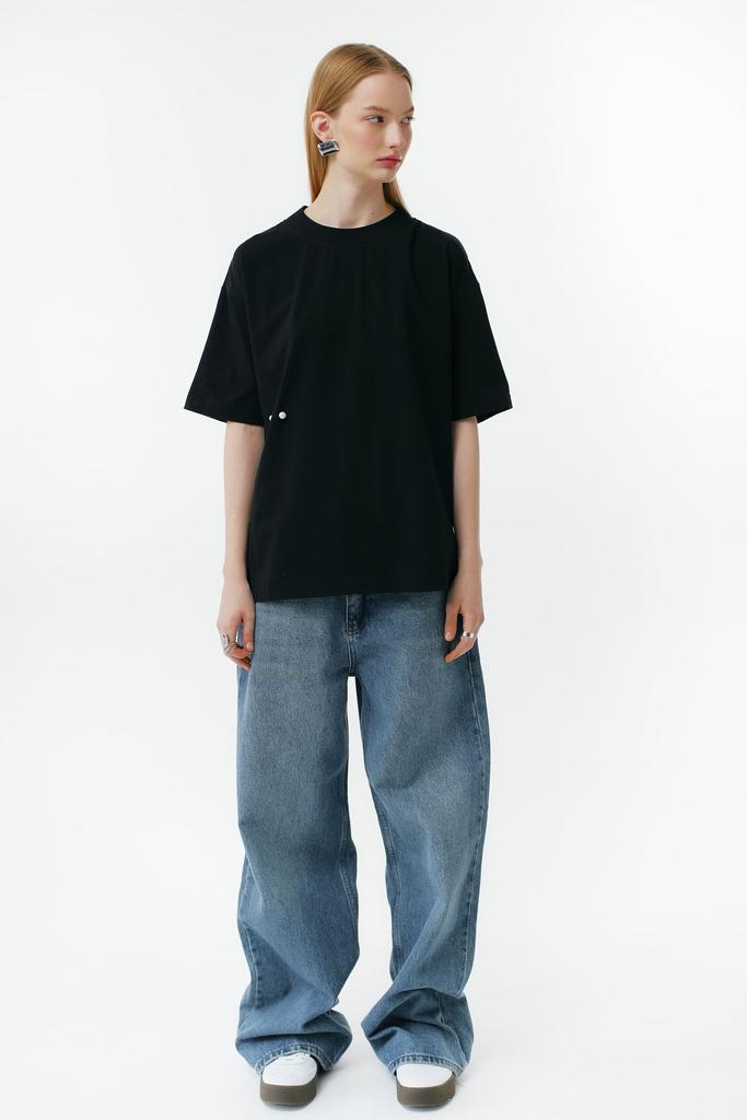 Футболка прямого кроя с разрезами и булавкой