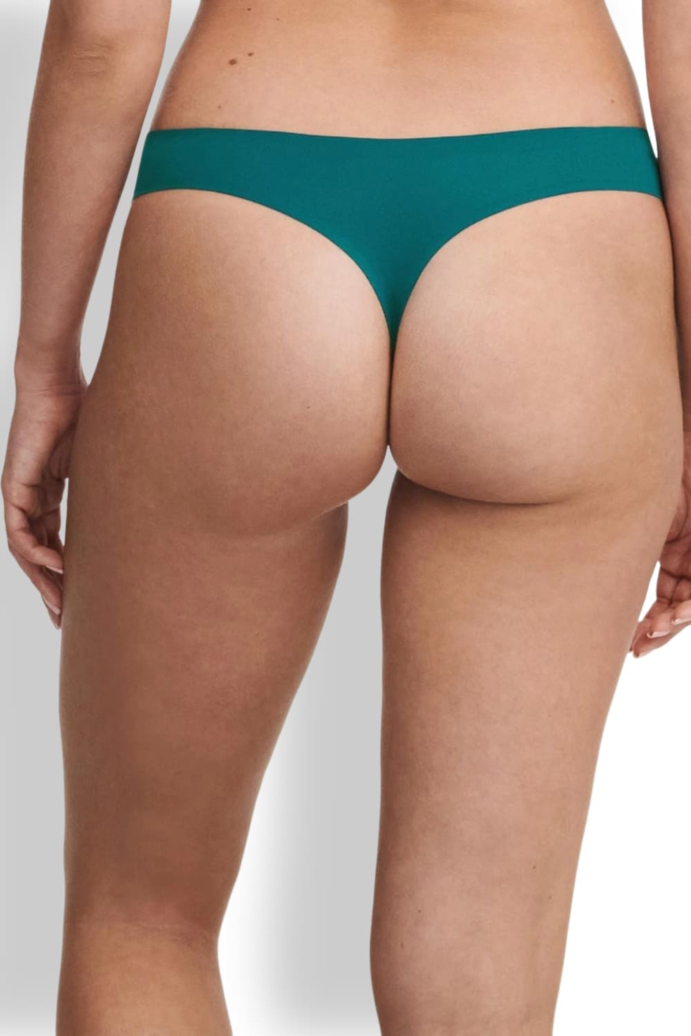 Трусы стринги Chantelle Softstretch Thong C26490