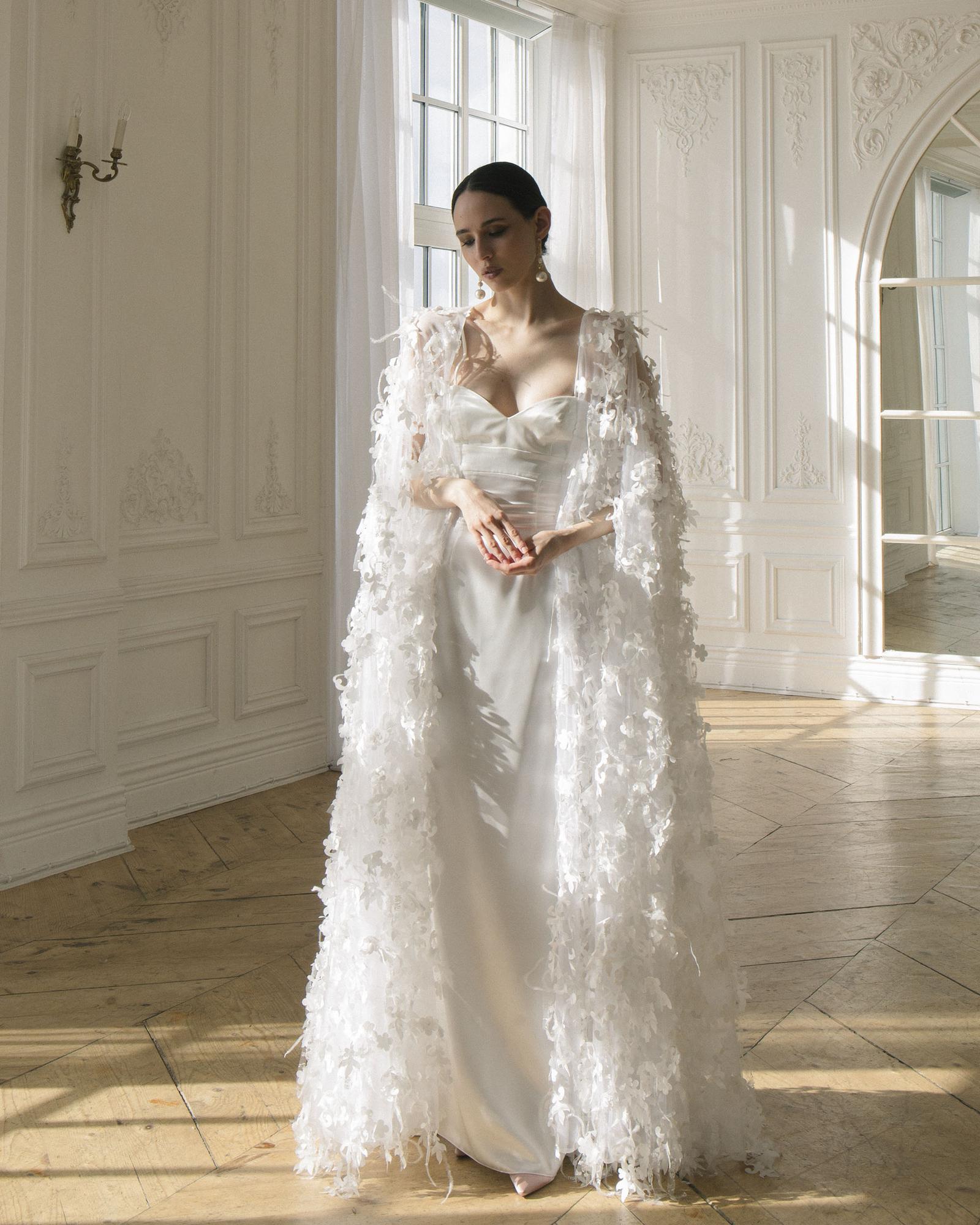 Свадебная накидка-кейп из сетки, расшитой цветами,  перьями и кристаллами