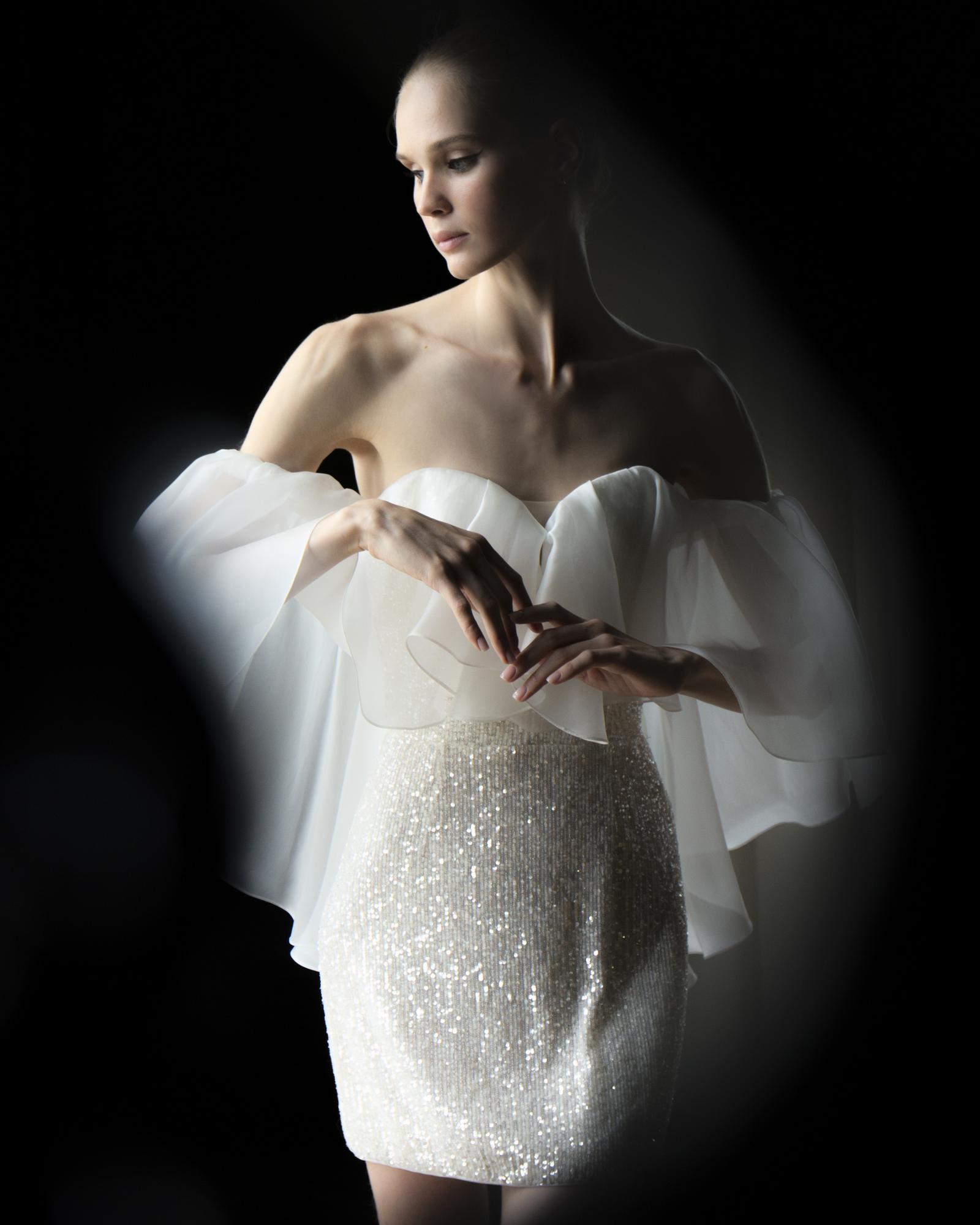 Свадебное платье-мини с воланом