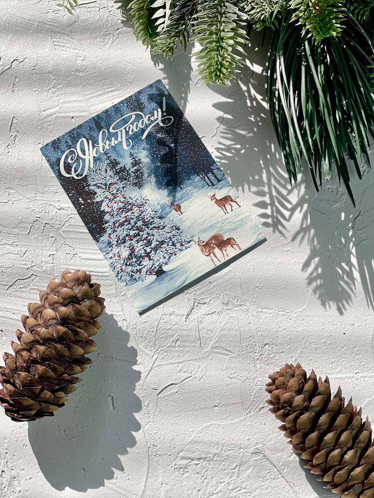 Мини-карточка олени в снежном лесу "С Новым Годом!"