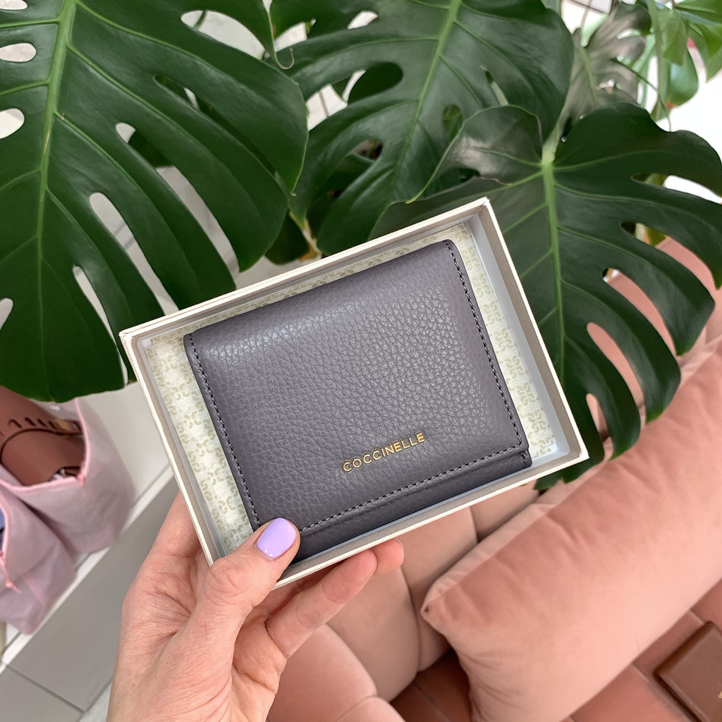 серый мини кошелек Coccinelle mini wallet pebbled fume