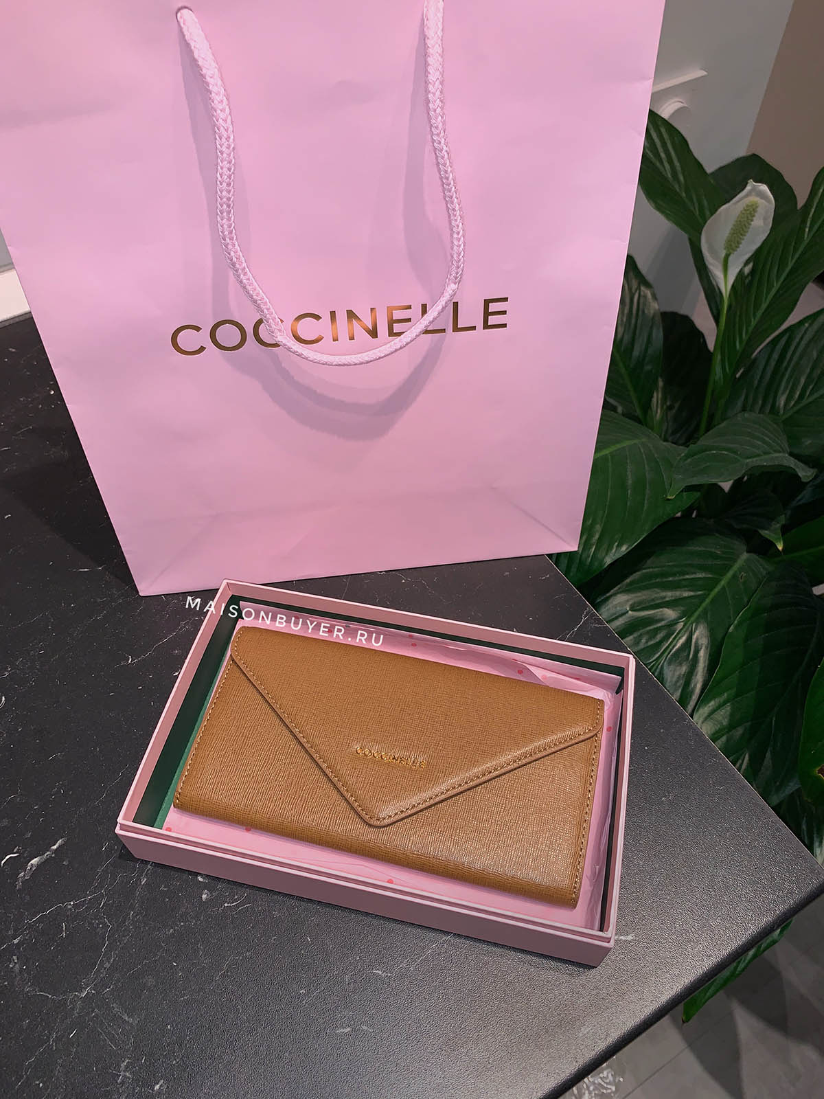 большой кошелек - конверт Coccinelle цвет cuoio / коричневый WL0039G