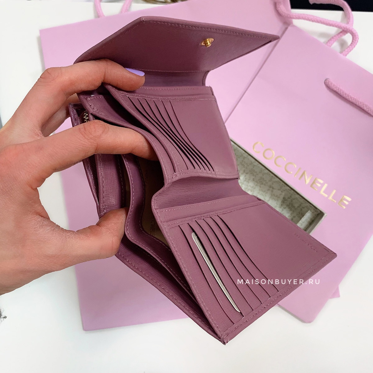 средний кошелек COCCINELLE medium saffiano flap wallet цвет acai / грязно-розовый WLCOCCIM52S