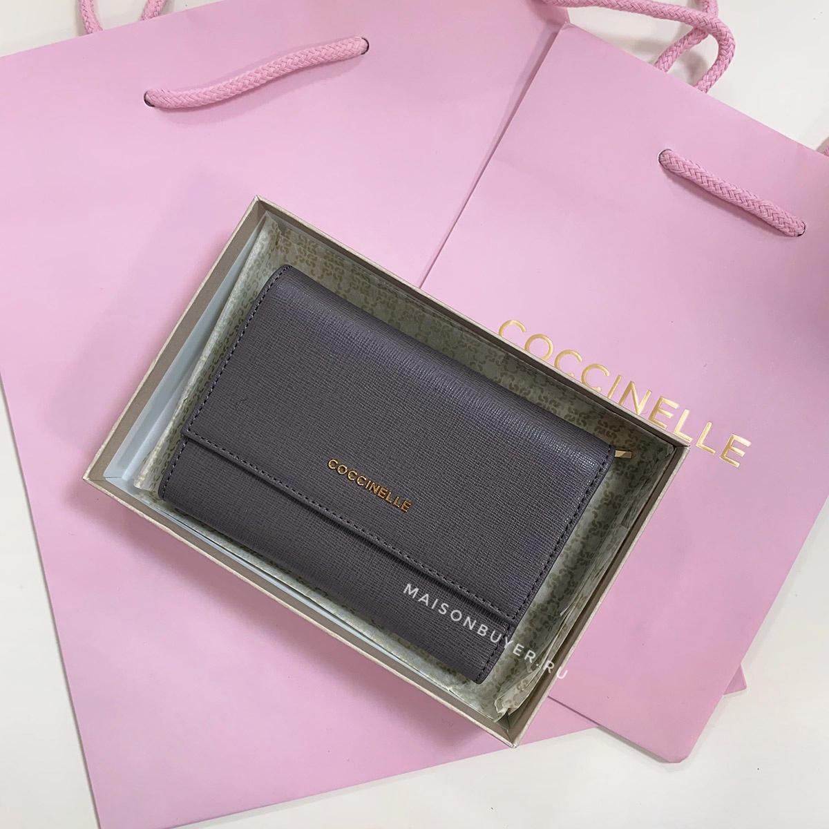 средний кошелек COCCINELLE medium saffiano flap wallet цвет fume / серый WLCOCCIM53S