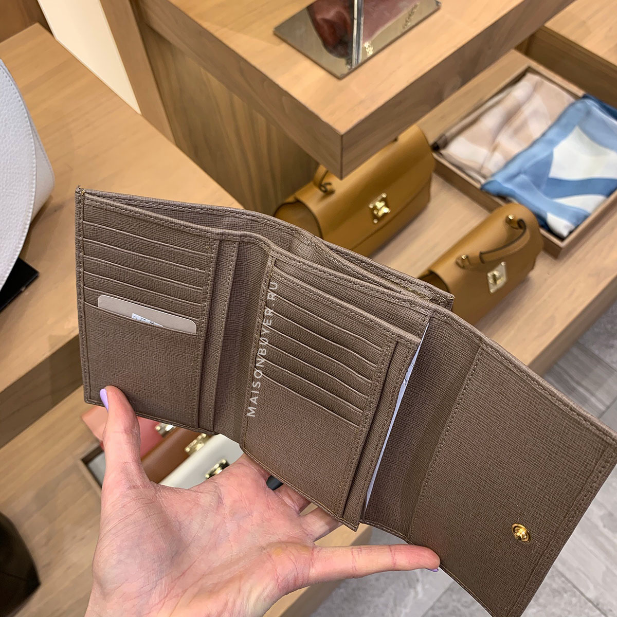 средний кошелек COCCINELLE medium saffiano flap wallet цвет taupe / капучино WLCOCCIM50S