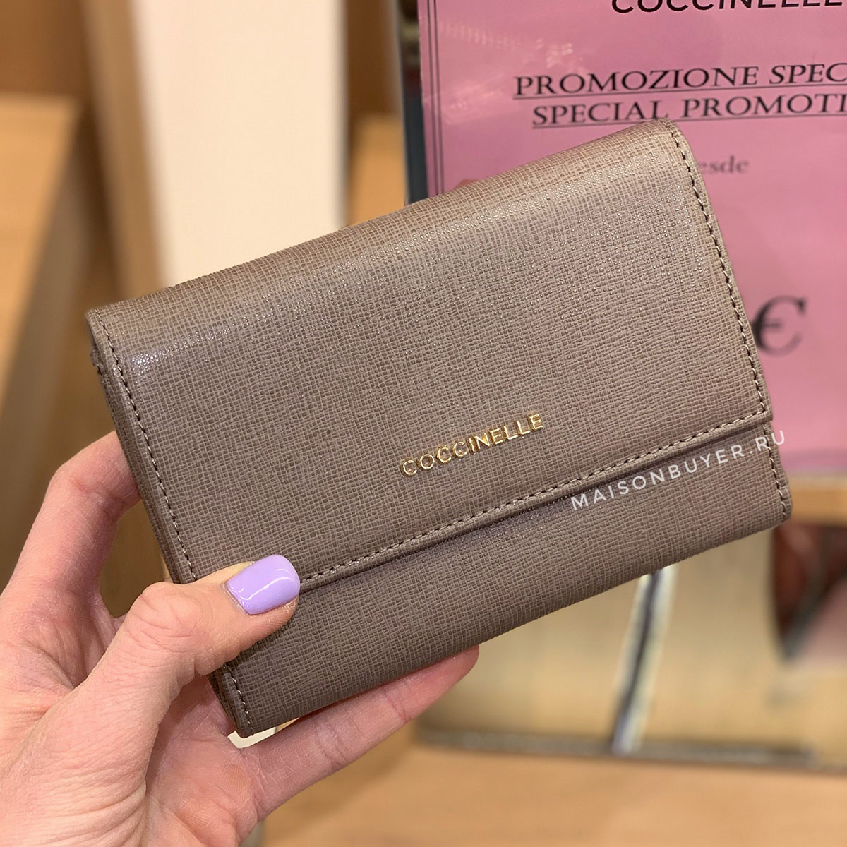 средний кошелек COCCINELLE medium saffiano flap wallet цвет taupe / капучино WLCOCCIM50S