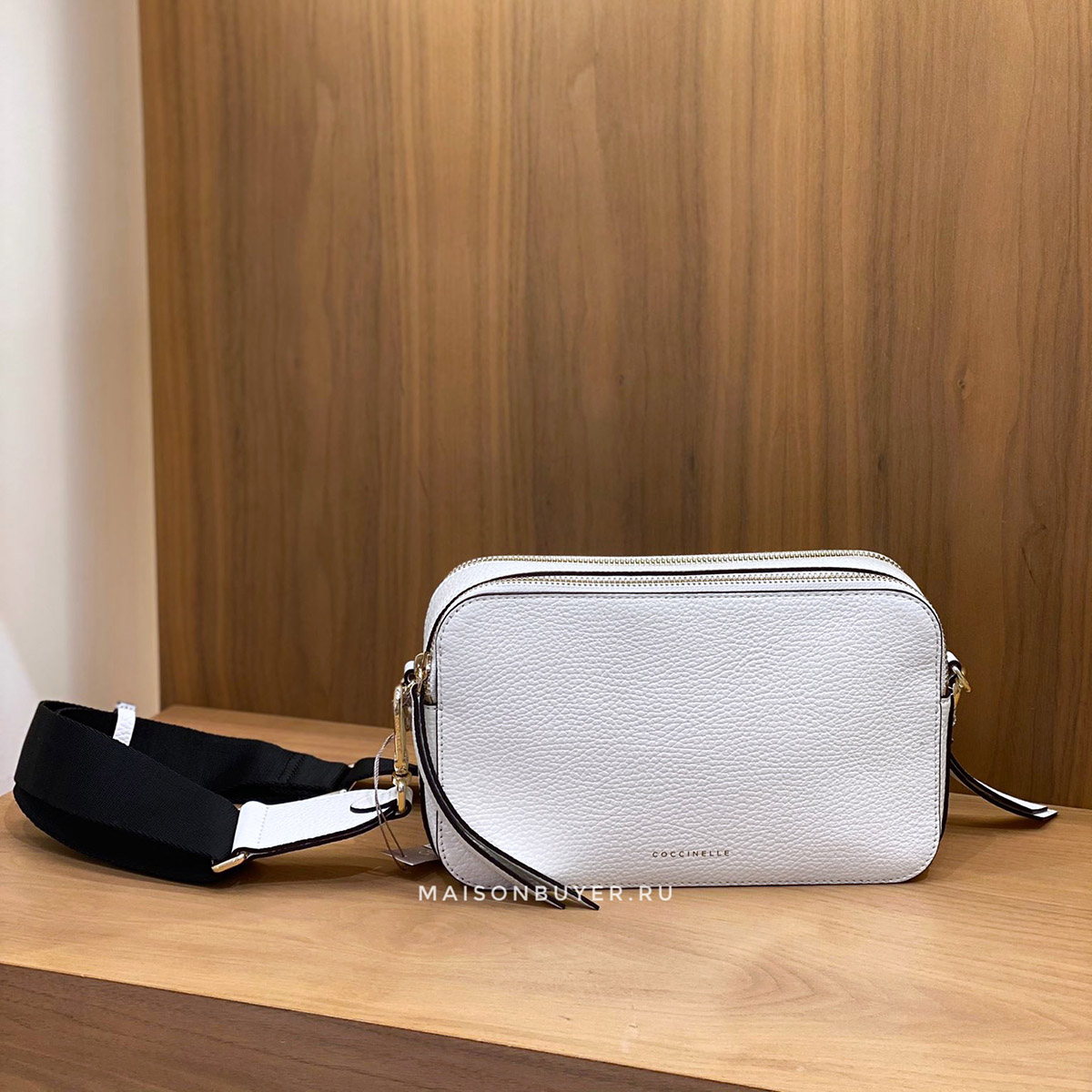 сумка Coccinelle Jen camera crossbody M цвет blanche / белый HBJEN04M