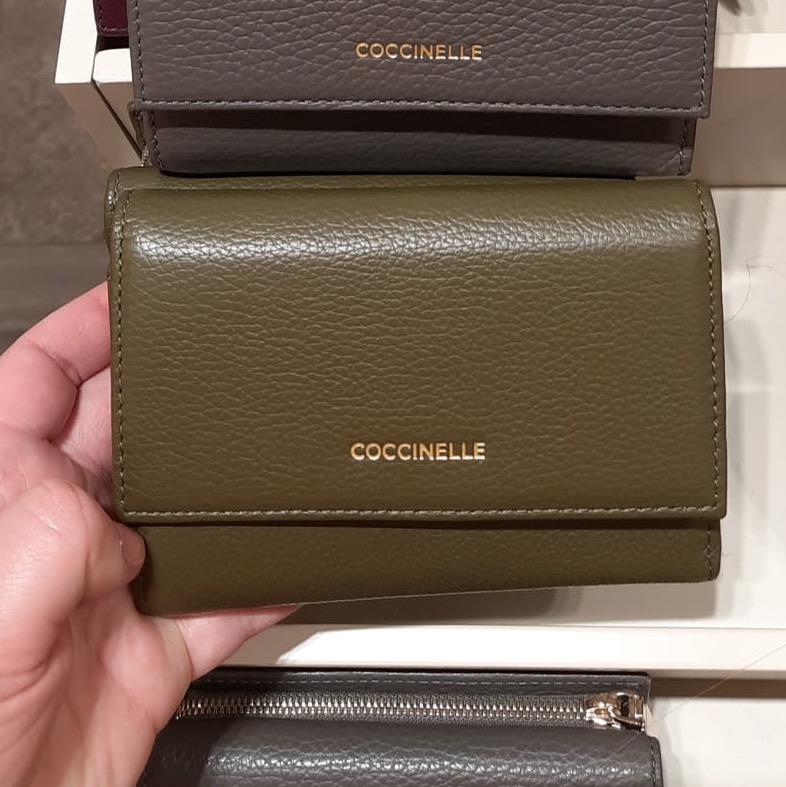 средний кошелек Coccinelle medium зерно цвет evergreen / хаки WLCOCCIM05P