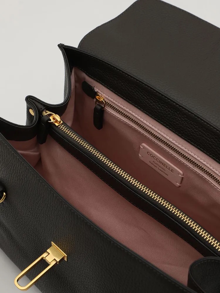 COCCINELLE BEAT SOFT SATCHEL Bark / Темный серо-зеленый