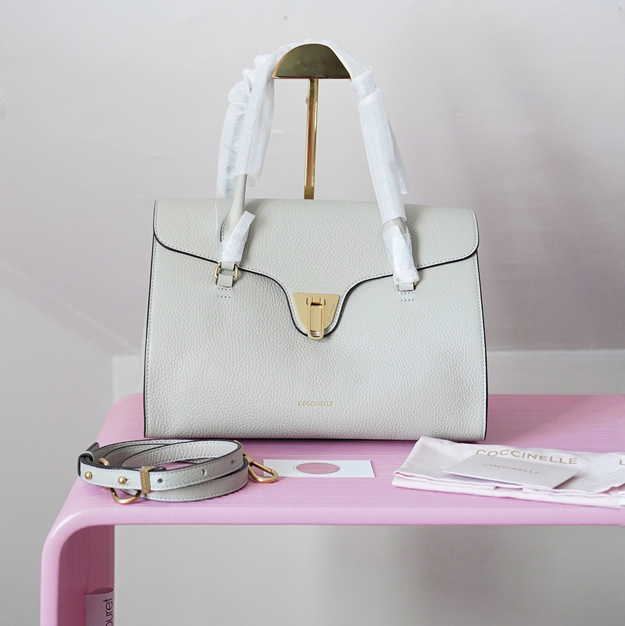 COCCINELLE BEAT SOFT SATCHEL Gelso / Серо-белый