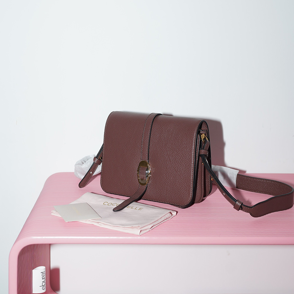 COCCINELLE COSIMA GRAINED LEATHER CROSSBODY BAG Carruba / Бордово-шоколадный