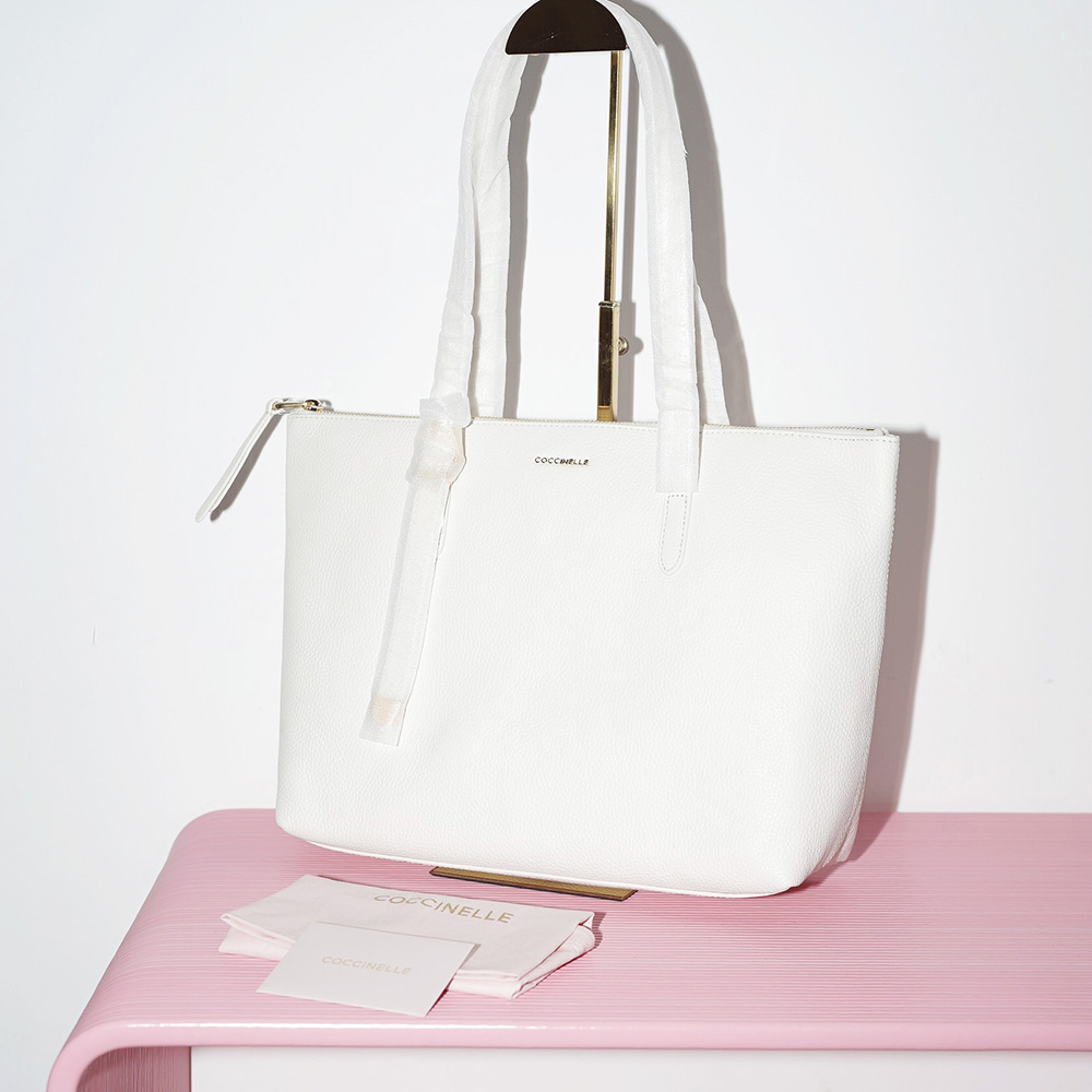 COCCINELLE GLEEN SMALL TOTE Coconut milk / Молочный белый M00058