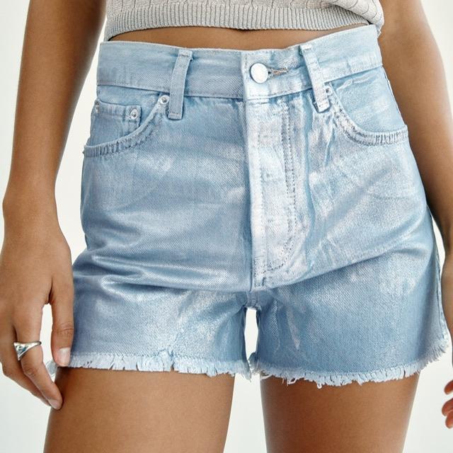 МЕТАЛЛИЗИРОВАННЫЕ ДЖИНСОВЫЕ ШОРТЫ НА ВЫСОКОЙ ТАЛИИ ZARA ЦВЕТ СВЕТЛО-ГОЛУБОЙ M00588