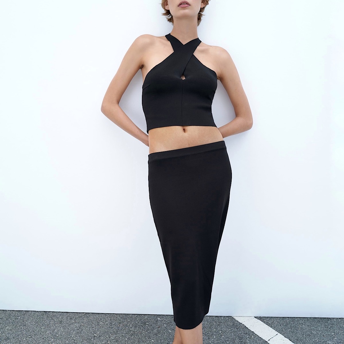 ТОП ХАЛТЕР ИЗ ПЛОТНОГО ТРИКОТАЖА ZARA ЦВЕТ ЧЕРНЫЙ M00331