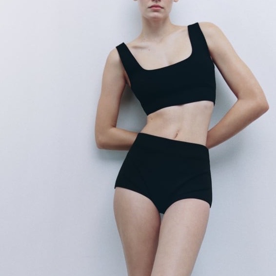 УКОРОЧЕННЫЙ СКУЛЬПТУРИРУЮЩИЙ ТОП  ZARA ЧЕРНЫЙ M00323