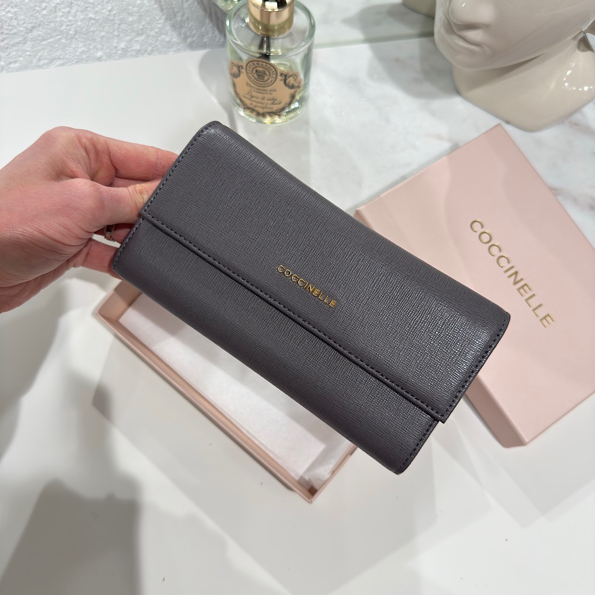 БОЛЬШОЙ КОШЕЛЕК COCCINELLE TRIFOLD WALLET Fume / Темно-серый M00667