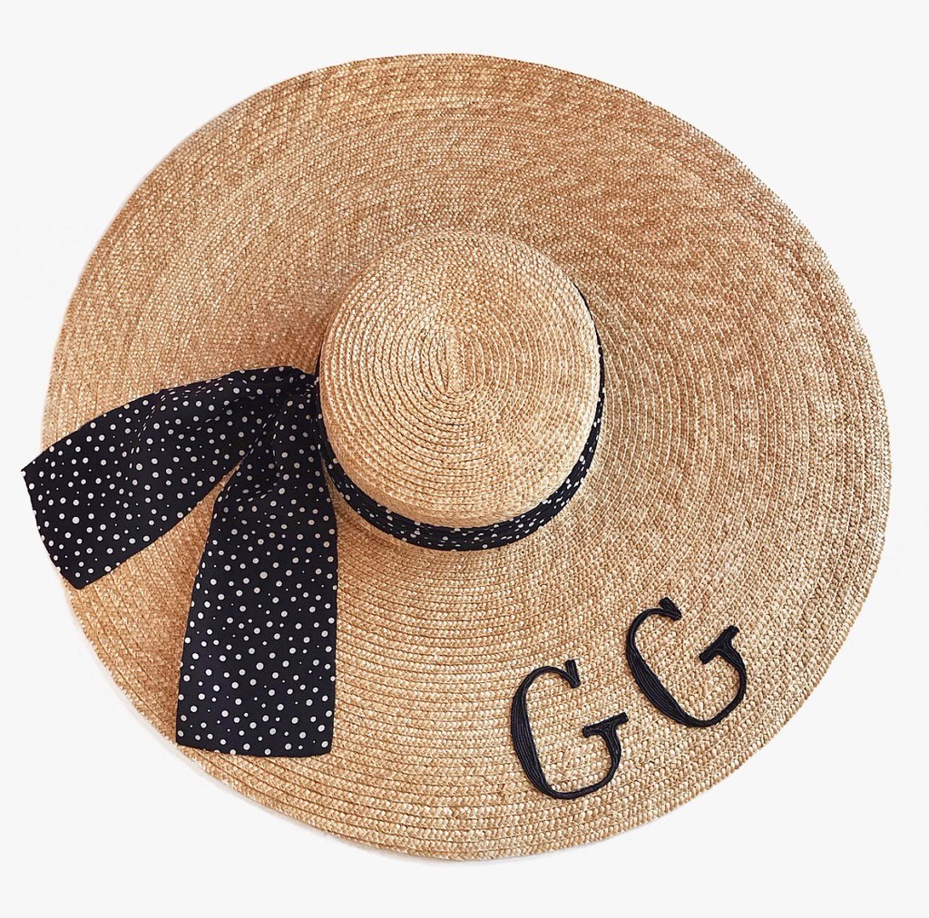 Шляпа из соломы широкополая с низкой тульей с вышивкой инициалов