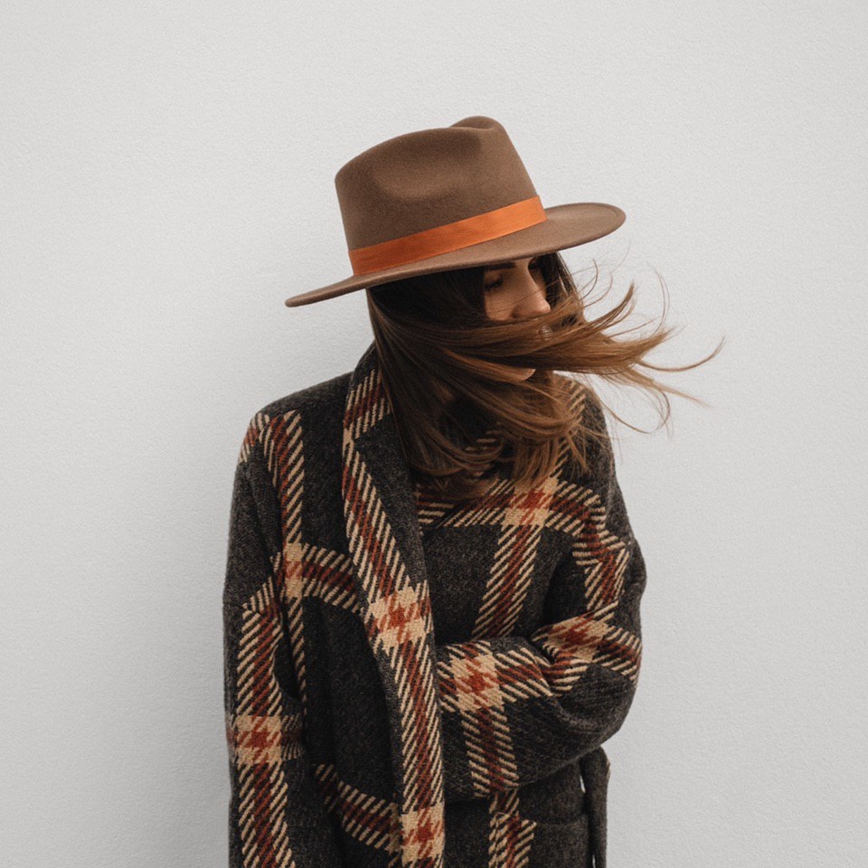 Федора FF03 широкополая с прямыми полями из фетра с терракотовой лентой/капучино