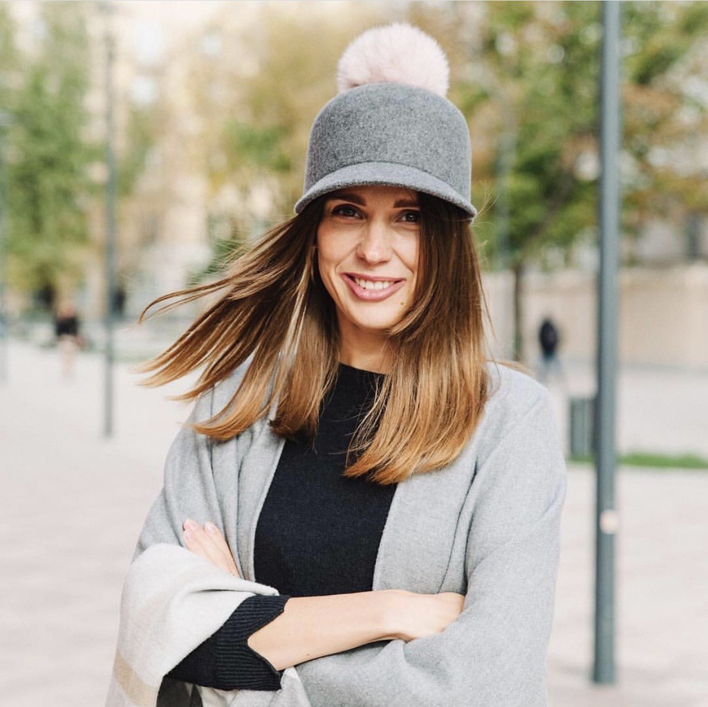 Бейсболка из фетра с помпоном из песца пудрового цвета/серый меланж