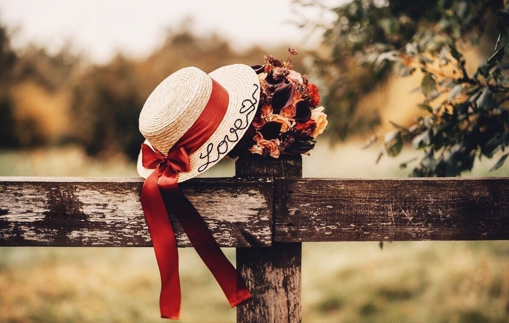 Канотье из соломы с ручной  вышивкой "Love"