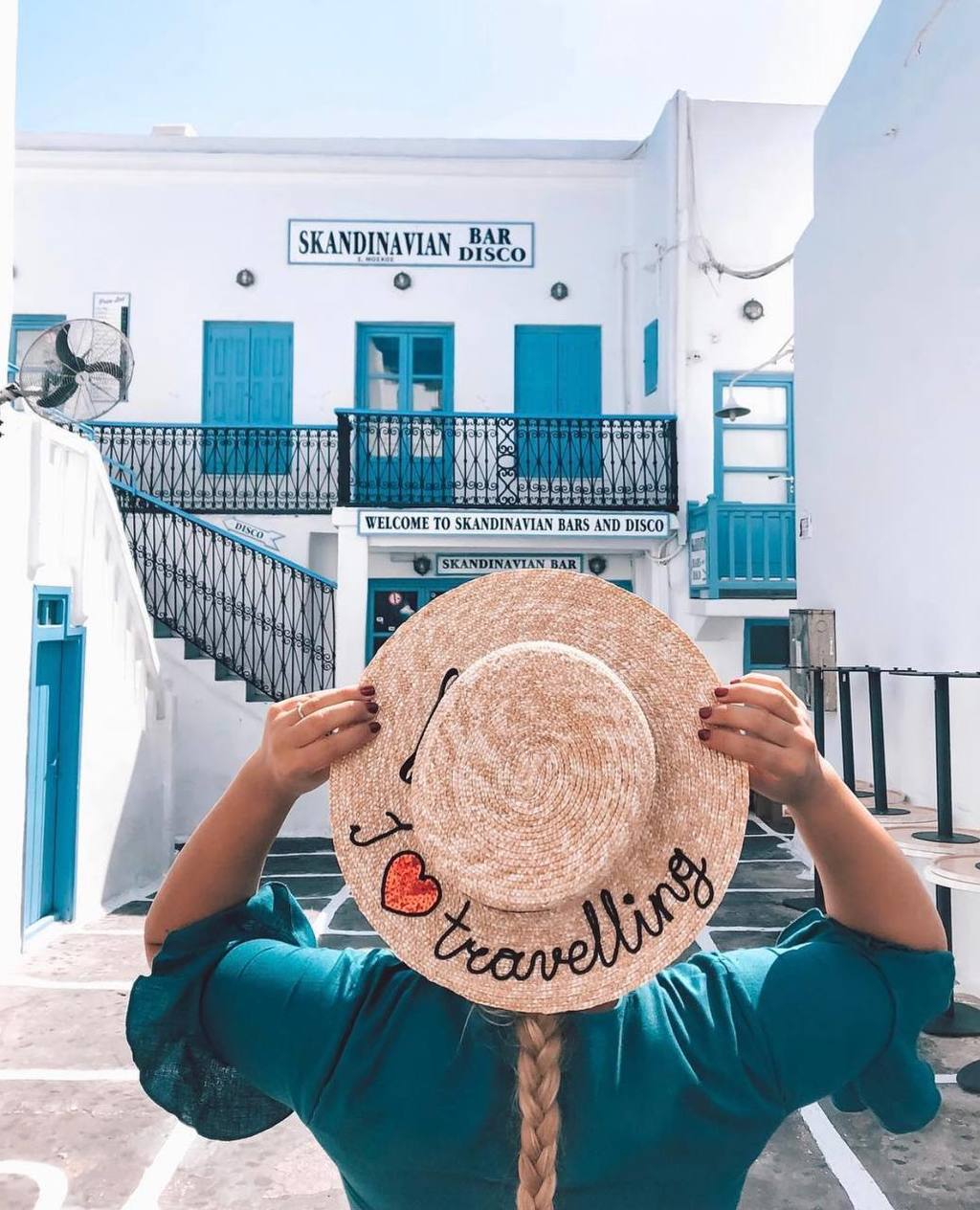 Канотье из соломы с ручной вышивкой "I Love Traveling" и полями 8 см.