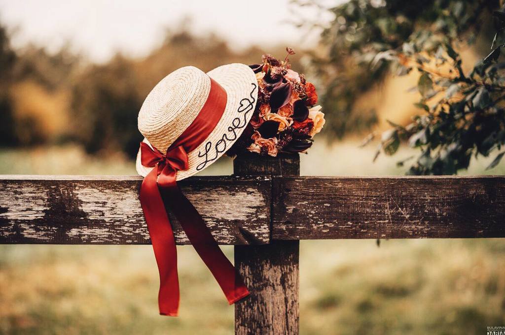 Канотье поля 8 см из соломы с ручной  вышивкой "Love"