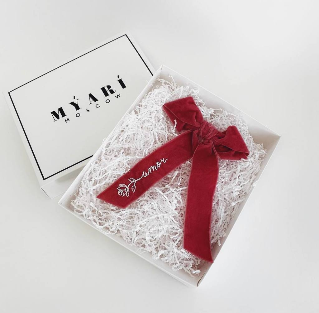 Заколка на бархатной основе ручной работы с ручной вышивкой "Amor"/фуксия