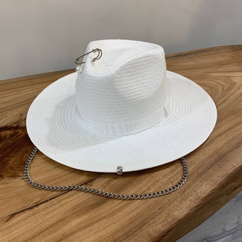 Шляпа федора FF03 белая из лозы с цепочкой под шею и декором