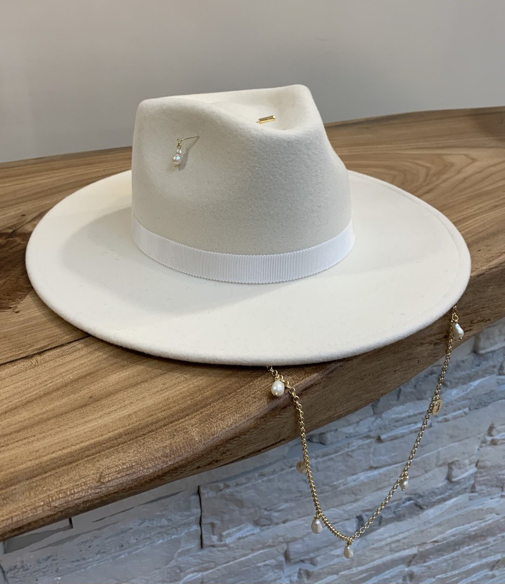 Шляпа федора FF03 широкополая с прямыми полями из фетра с декором “DAY&NIGHT”/белая