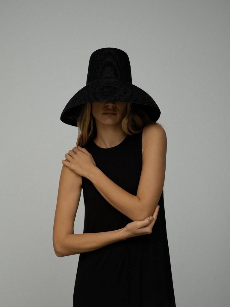 Шляпа "Колокол" из соломы в черном оттенке
