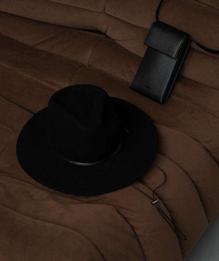 Шляпа федора FF03 из фетра с декором по тулье и шнурком под шею/черный