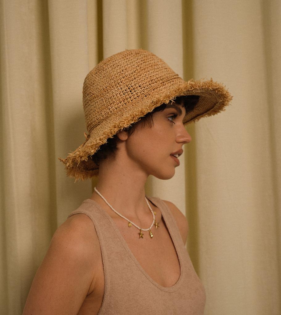 Панама из рафии с роспуском на полях