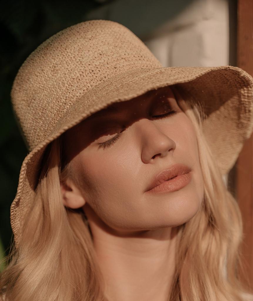 Панама из рафии вязаная с удлиненными полями