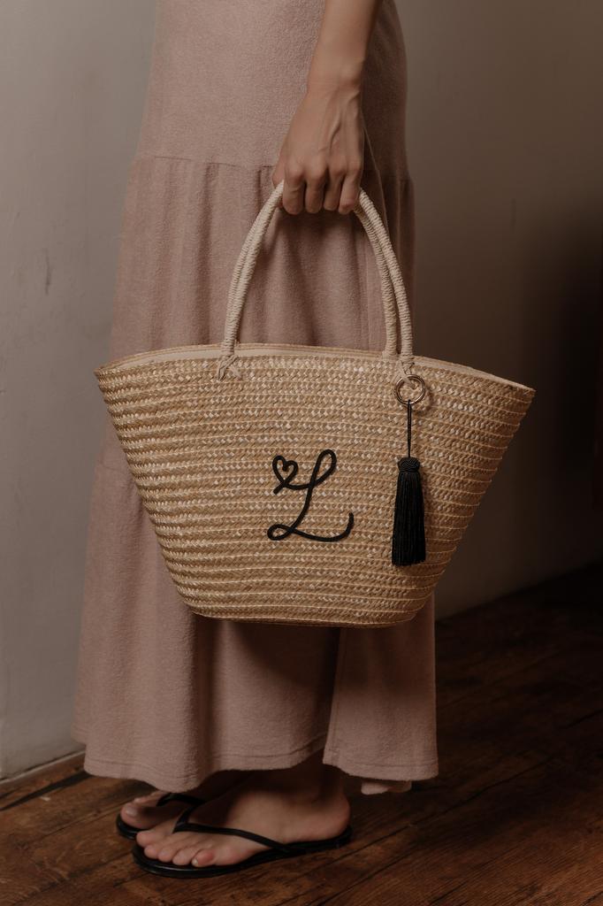 Сумка-корзинка из натуральной соломы Alphabet с удлиненными ручками и персональной вышивкой