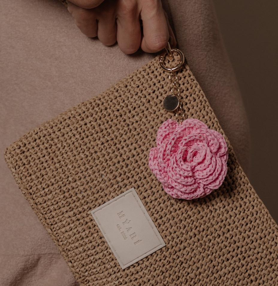 Брелок из рафии  ROSE