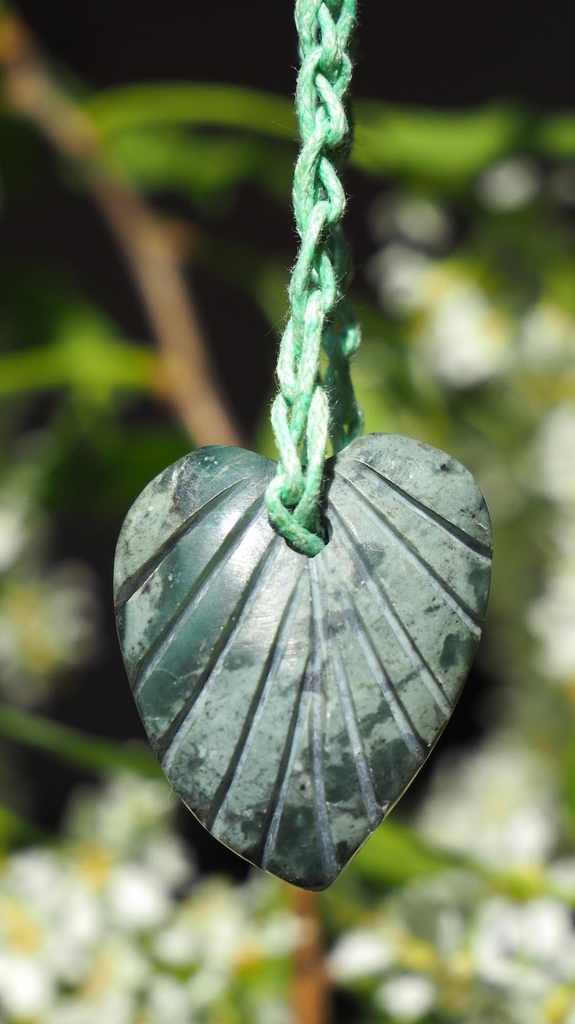Нефритовый кулон из Перу "Лист"