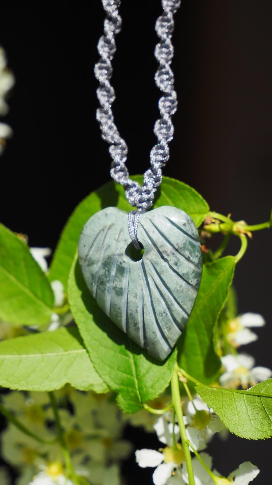 Нефритовый кулон из Перу "Лист"